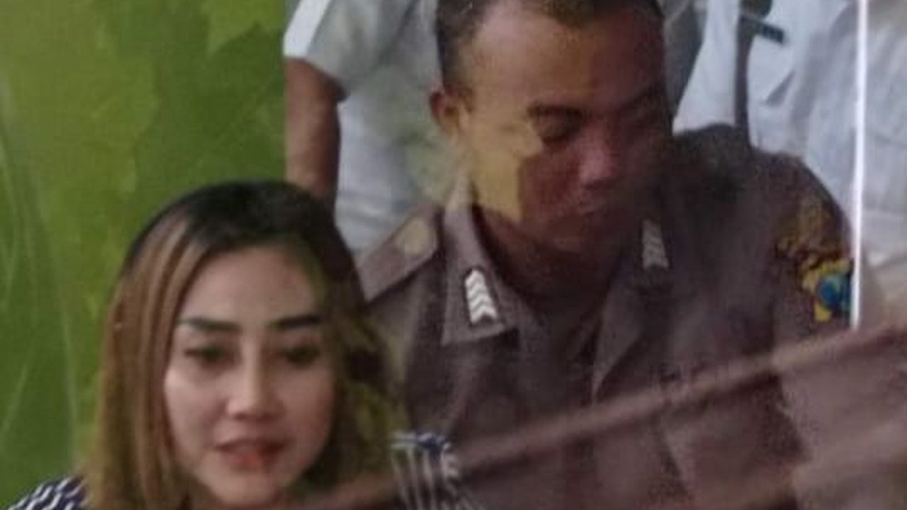 Muncul ke Publik Usai Bikin Heboh, Ini Penampakan Terbaru Selebgram Luluk Nuril & Suaminya Berpangkat Bripka