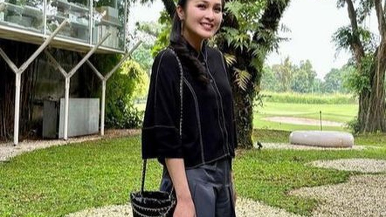 Potret Sandra Dewi Tampil Sederhana dan Casual Pakai Kaos Oblong