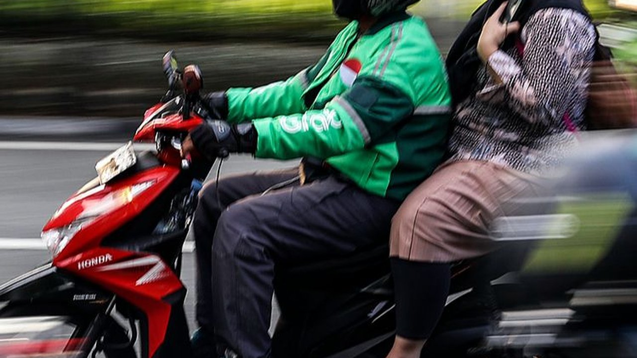 Kejadian Lagi, Aksi Konten Kreator Halau Pengendara Lawan Arah Berujung Cekcok dengan Ojol