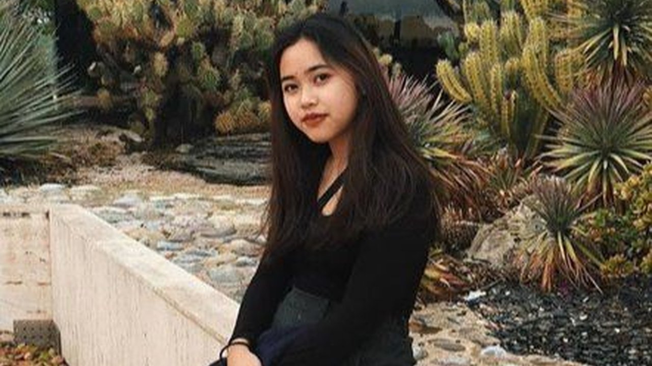 Jarang Tersorot, 8 Foto Cantik Isya Adinda Kalia yang Sudah Beranjak Dewasa
