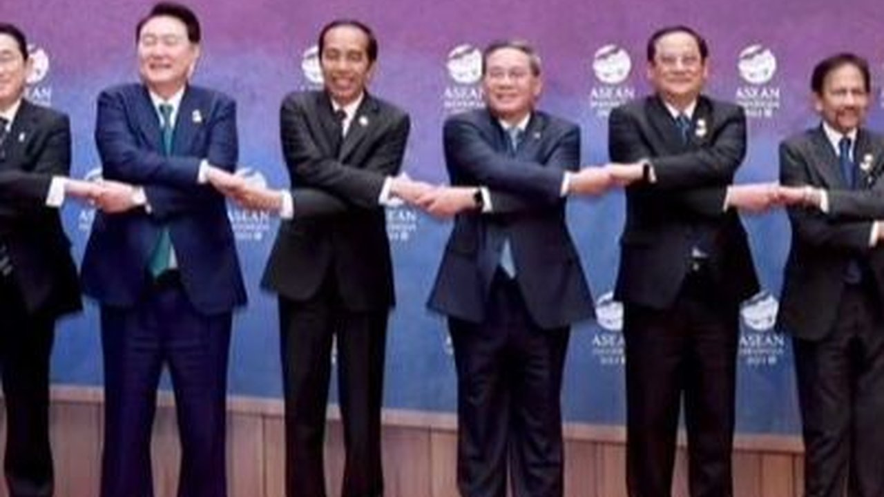 VIDEO: Presiden Jokowi dan Para Menteri Gala Dinner KTT ASEAN 2023