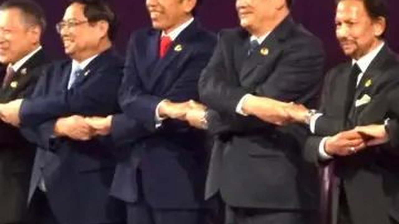 VIDEO: Sambutan Hangat Jokowi dan Megawati Ke PM China Li Qiang di Gala Diner KTT ASEAN