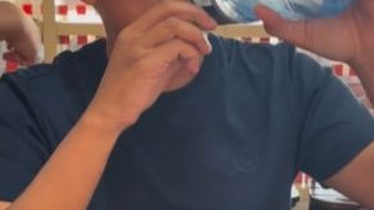 Momen Jenderal Polisi Makan di Restoran, Pas Haus Dikasih Keringet lalu Diminum