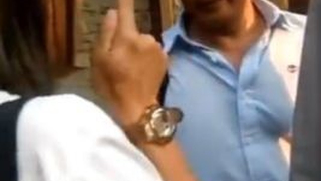 Wanita Ngamuk Cegat Rocky Gerung Bikin Polisi Keluar Markas, Langsung Bertindak!