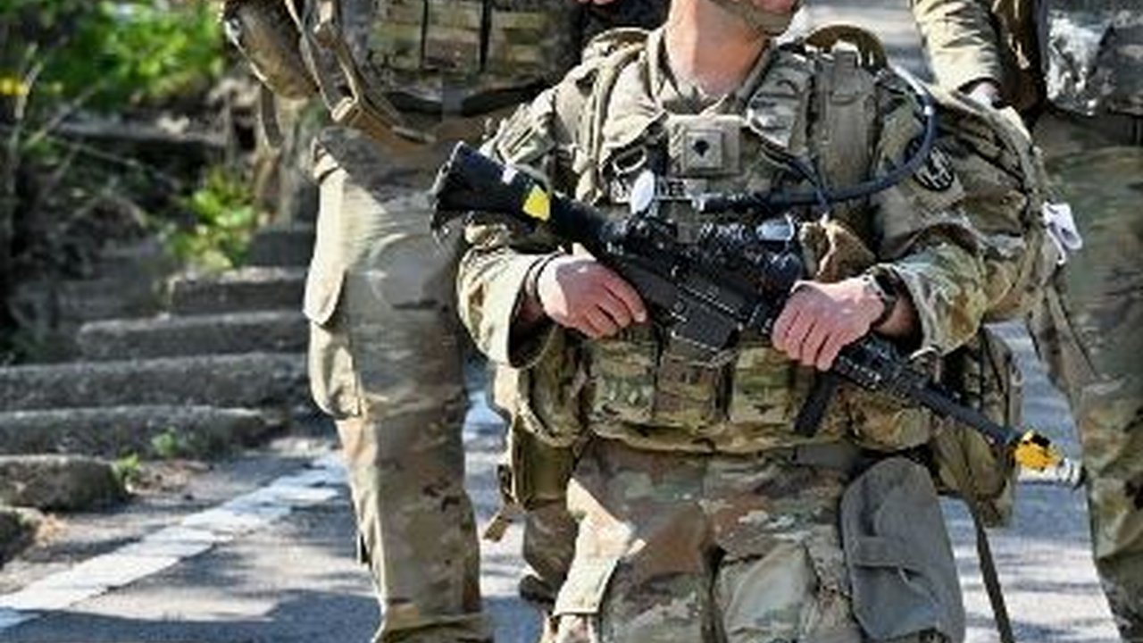 Momen Tentara AS Santai Bareng Prajurit TNI, Asyik Lesehan Makan Bakso sampai Seruput Kuah