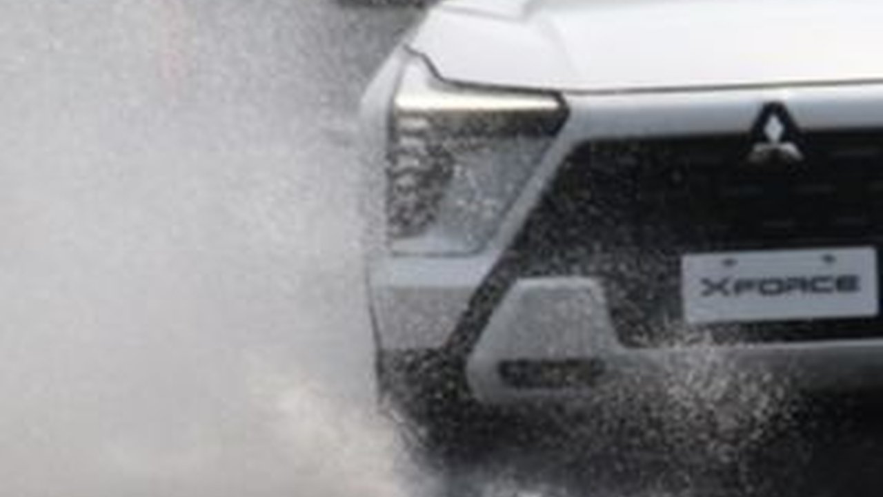 Pakai Software Khusus Wet Mode, Mitsubishi XForce Punya Kemampuan Lebih di Jalan Banjir