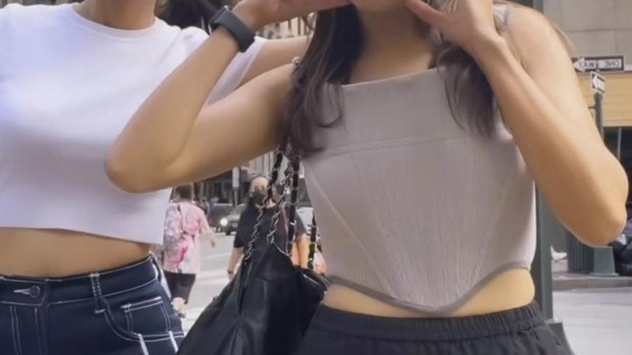 Duo Cantik Gak Kaleng-kaleng, Potret Enzy Storia dan Medina Dina Liburan Bareng di Amerika
