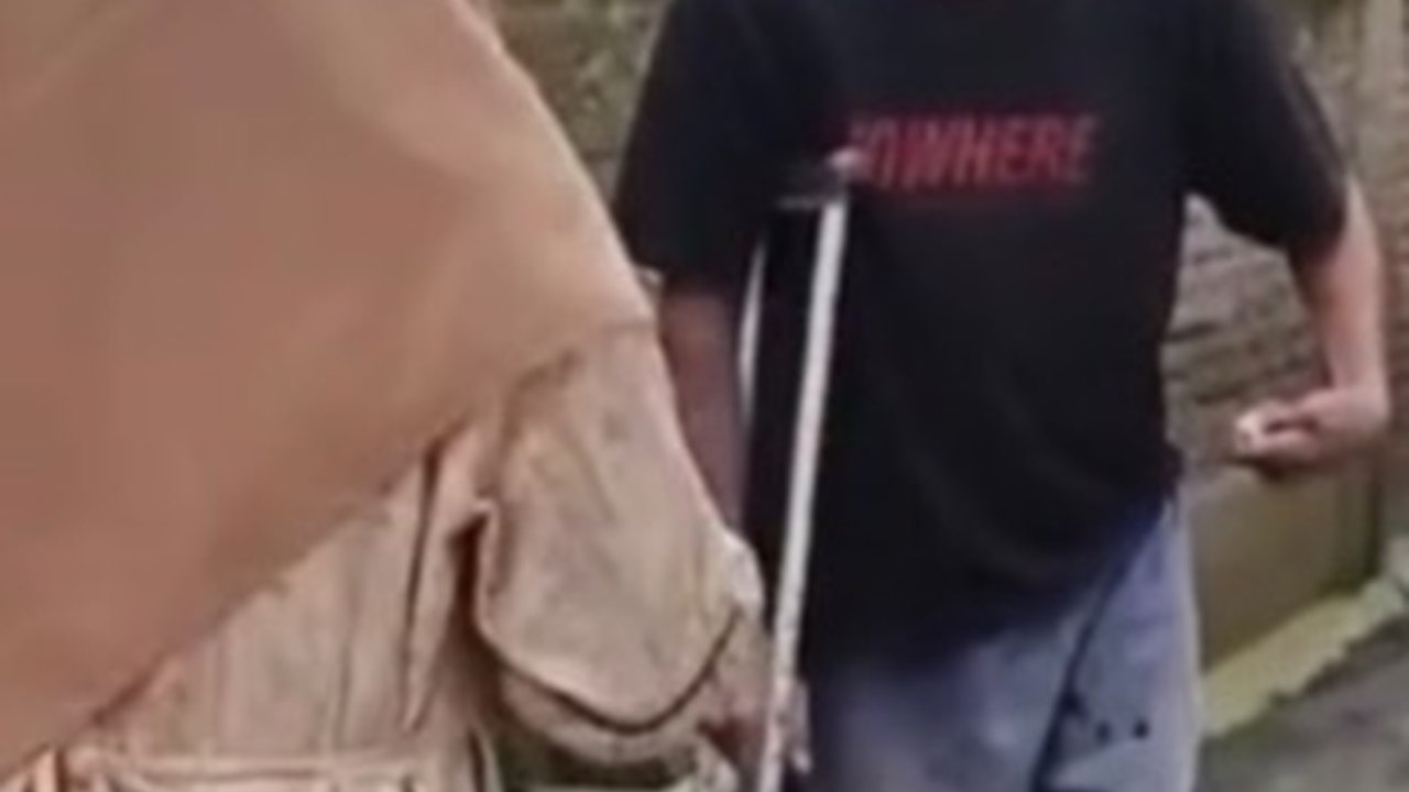 Tak Pernah Jumpa Sejak Lahir hingga Usia 23 Tahun, Wanita Ini Nangis saat Lihat Kondisi dan Rumah Sang Ayah