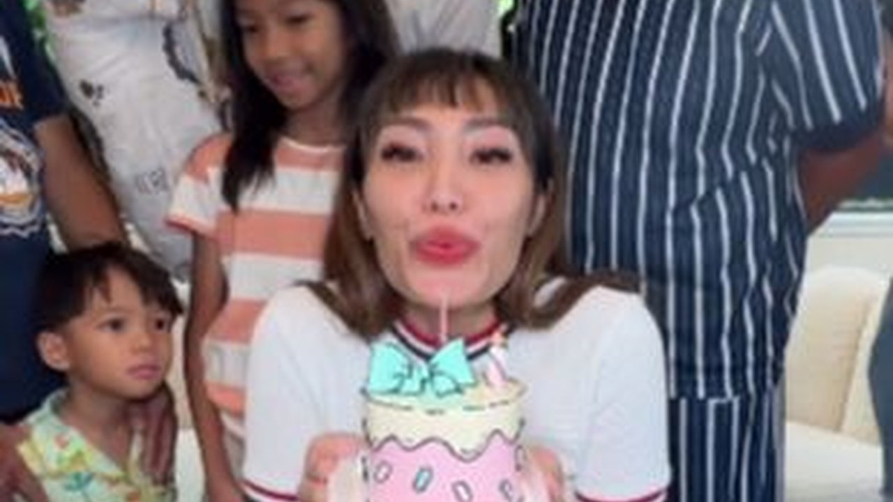 Potret Perayaan Ulang Tahun Ayu Dewi yang Ke-39, Mendapatkan Kejutan dari Sahabat-sahabatnya