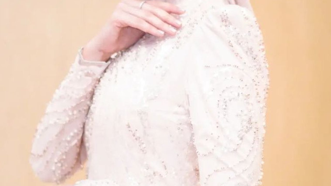7 Potret Cut Syifa di Pernikahan Kakaknya, Tampil Menawan Pakai Kebaya Dipadu Kain Songket