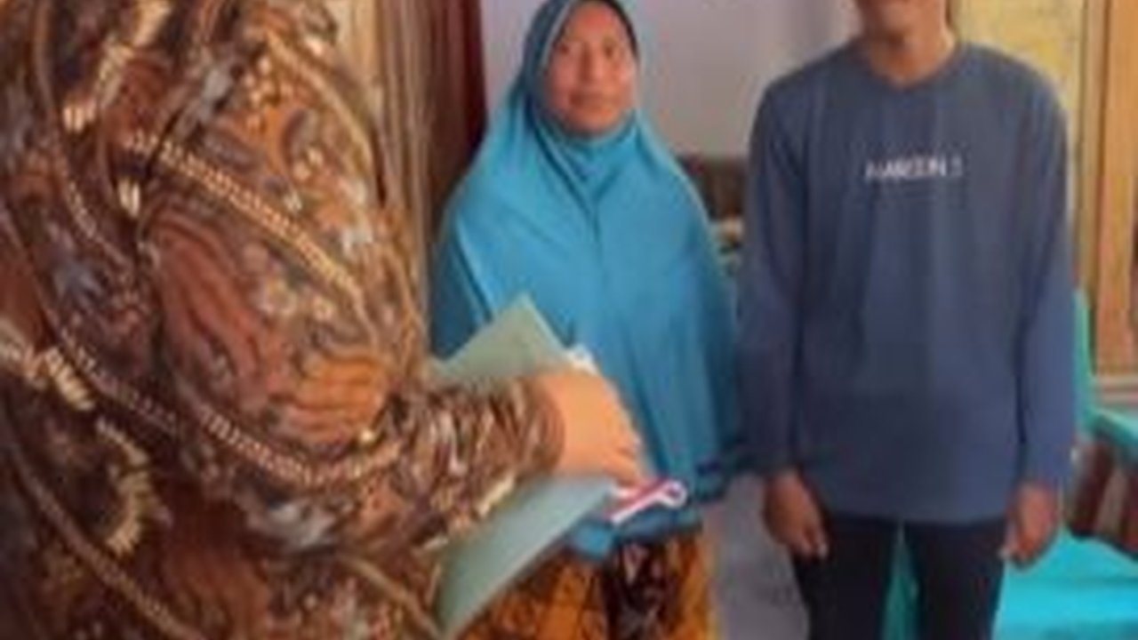 Mantan Panglima TNI Datang ke Rumah Warga yang Sederhana, Tiba-Tiba Puji Pasutri 'Mirip Romeo dan Juliet', Auto Bikin Salting