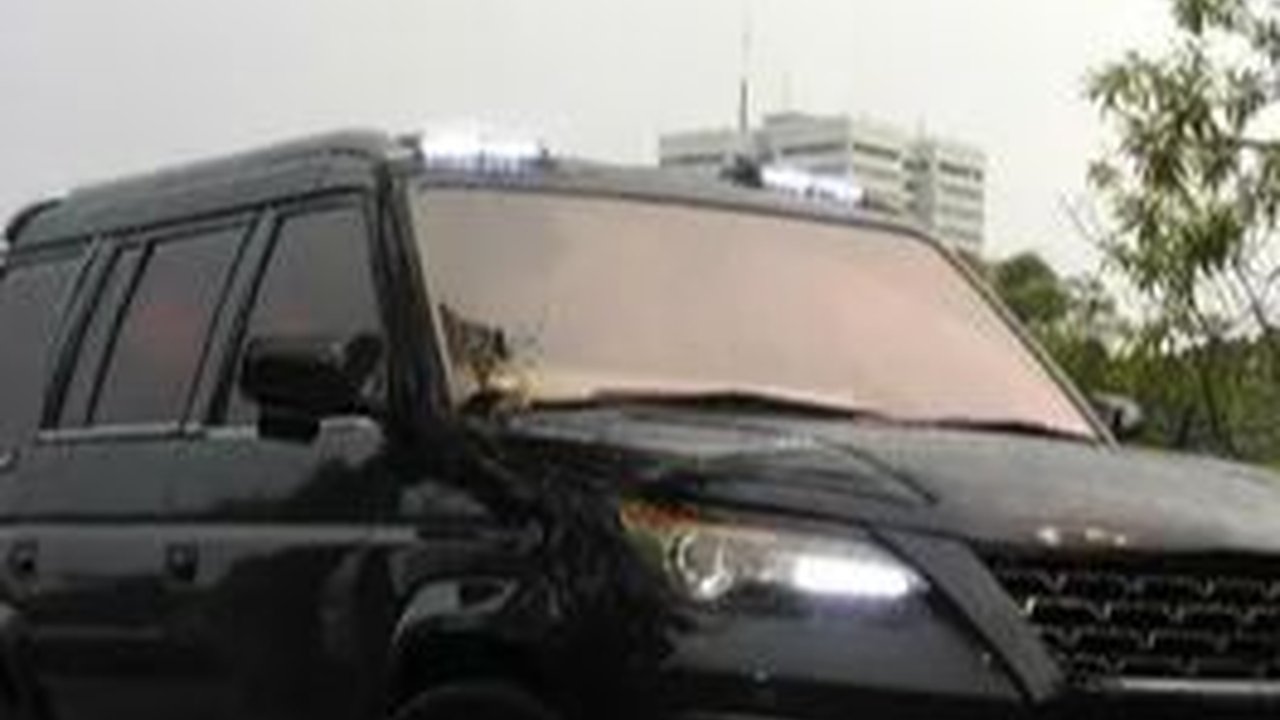 Viral Aksi Emak-Emak Pengendara Mobil Fortuner Angkat Pembatas Jalan, Nekat Putar Balik di Tol Palembang