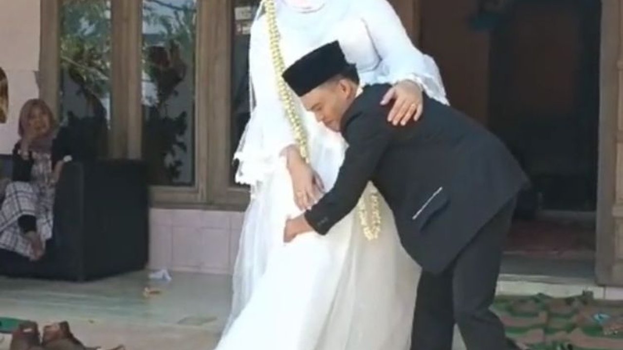 Sepasang Pengantin Baru Ini Berpose di Luar Prediksi, Aksinya Viral Bikin Ngakak