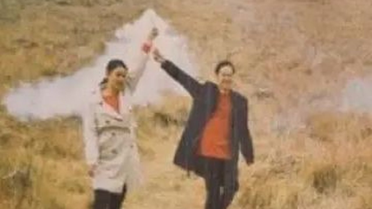 Emosi Liat Bukit Teletubbies Kebakaran, Fotografer Ini Ajarkan Foto Prewed Tak Berisiko Tapi Cuan Dapat