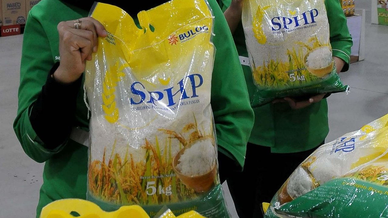 FOTO: Beras SPHP Bulog Kemasan 5 Kg Mulai Banjiri Toko Ritel Modern, Segini Harganya