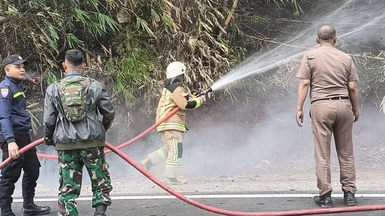 Lahan Pinggir Jalan Garut-Bandung Kebakaran, TNI-Polri Sigap Padamkan Api agar Tak ke Permukiman