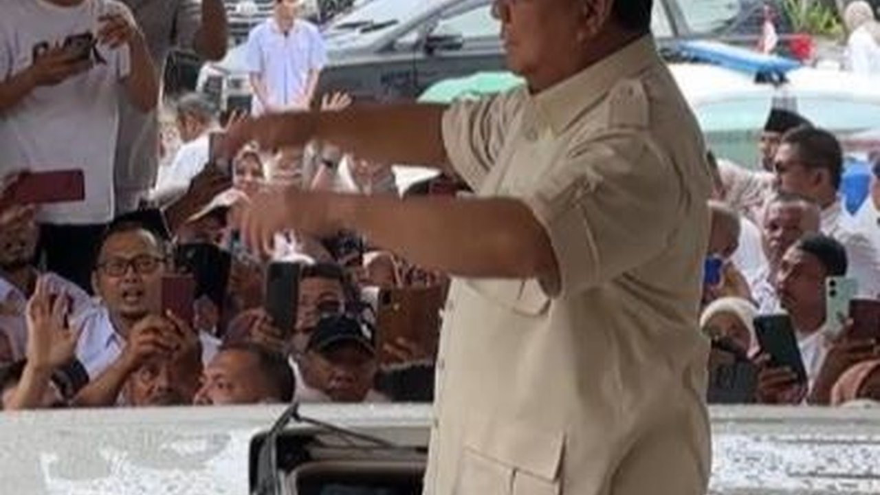 Prabowo Kunjungi Sumbar, Disambut Ibu-Ibu dan Teriakan 'Presiden'