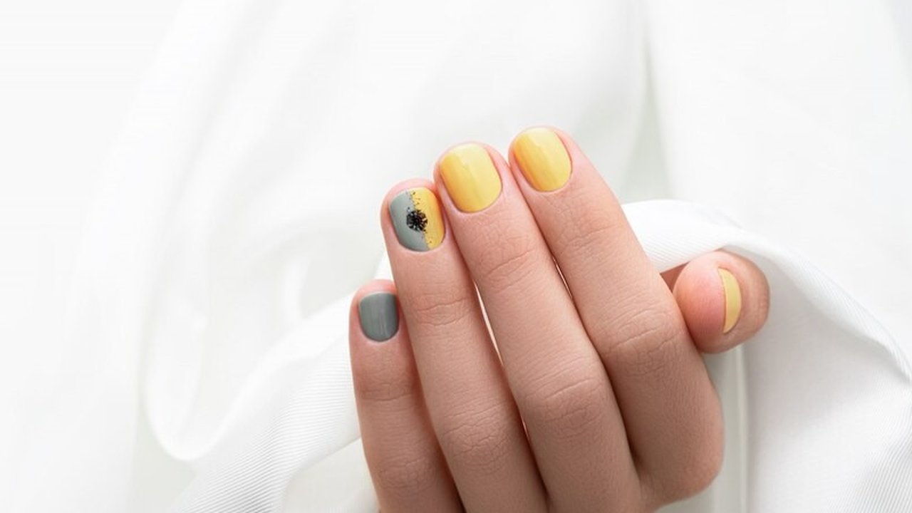 Ilustrasi Kuku Pakai Kuteks