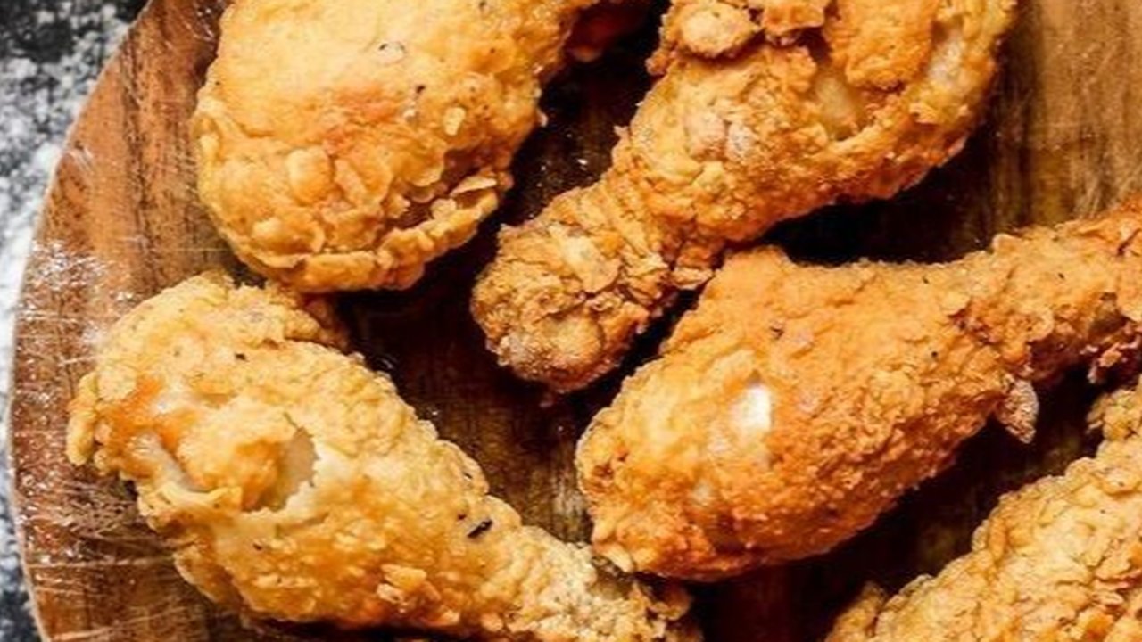 Ikuti tips berikut ini, ayam goreng tepung keriting buatanmu pasti renyah dan tidak alot. Yuk, simak penjelasan lengkapnya!