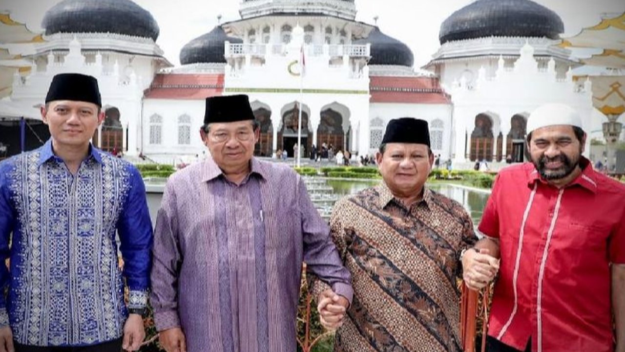 Muzakir Manaf - Teuku Ahmad Khalid mendaftar jadi cagub dan cawagub Aceh. (Liputan6.com/Windy Phagta)