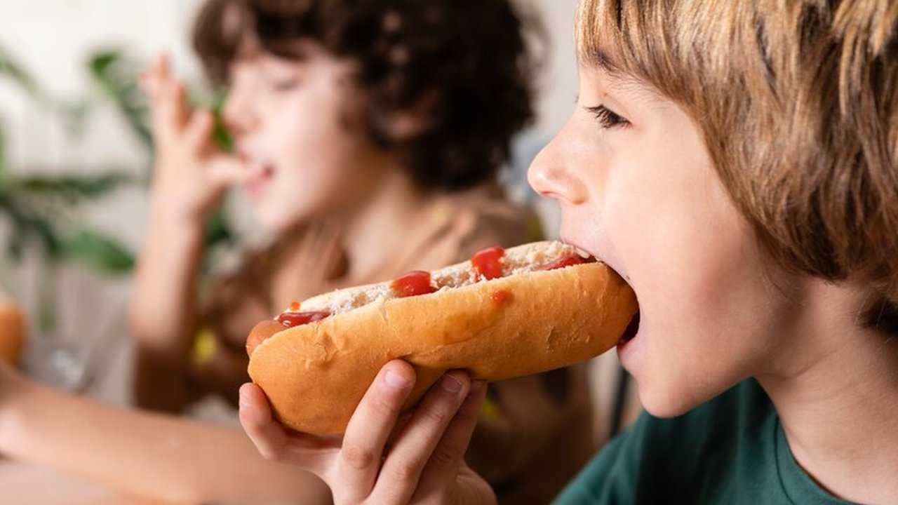 Anak Makan Sosis