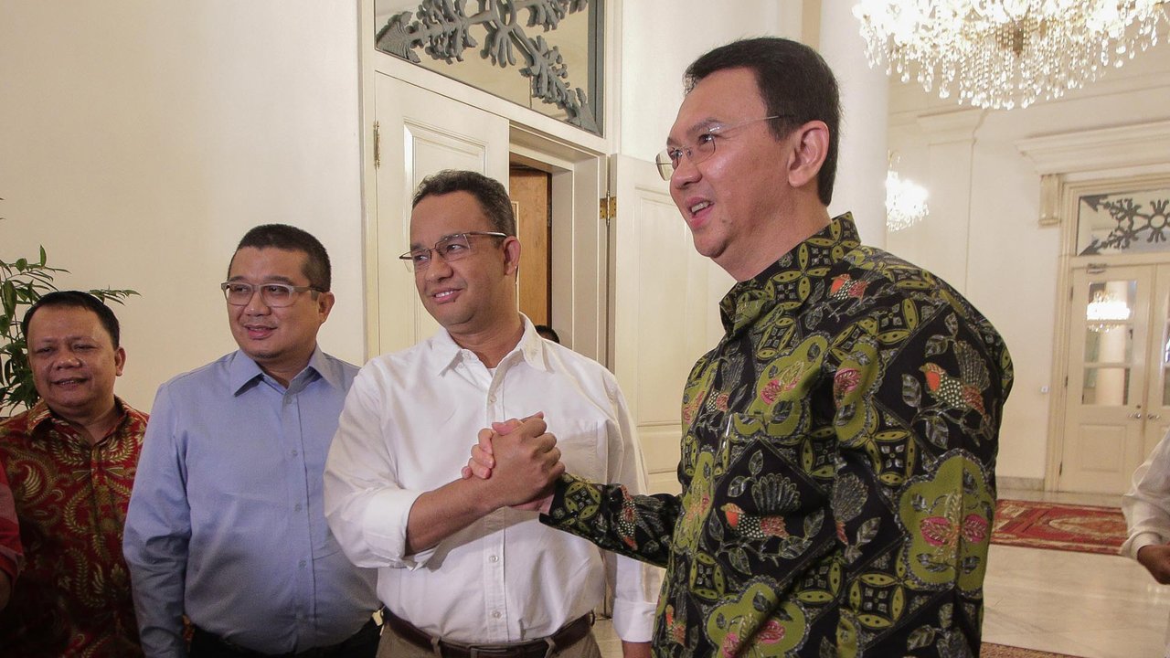 Gubernur DKI Basuki T Purnama atau Ahok dan Cagub DKI, Anies Baswedan melakukan salam komando sebagai bentuk persahabatan di Balai Kota DKI Jakarta, Kamis (20/4). Kedatangan Anies ke Balai Kota untuk menemui Ahok. (Liputan6.com/Faizal Fanani)