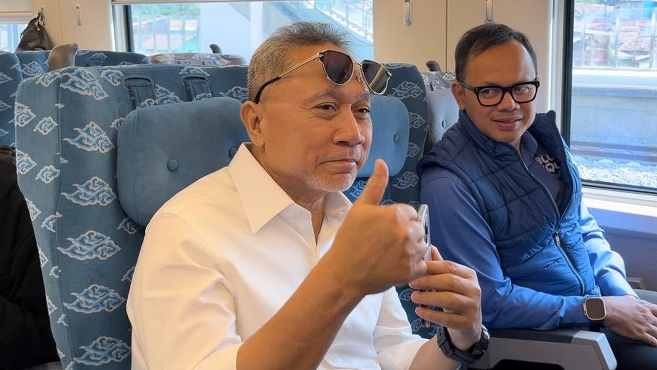 <p>Menteri Perdagangan (Mendag) Zulkifli Hasan melaksanakan kunjungan kerja ke Kota Bandung, Jawa Barat (Jabar) dengan menggunakan Kereta Cepat Jakarta Bandung (Whoosh),Rabu (27/9/2023). (Dok Tim Media Zulkifli Hasan)</p>