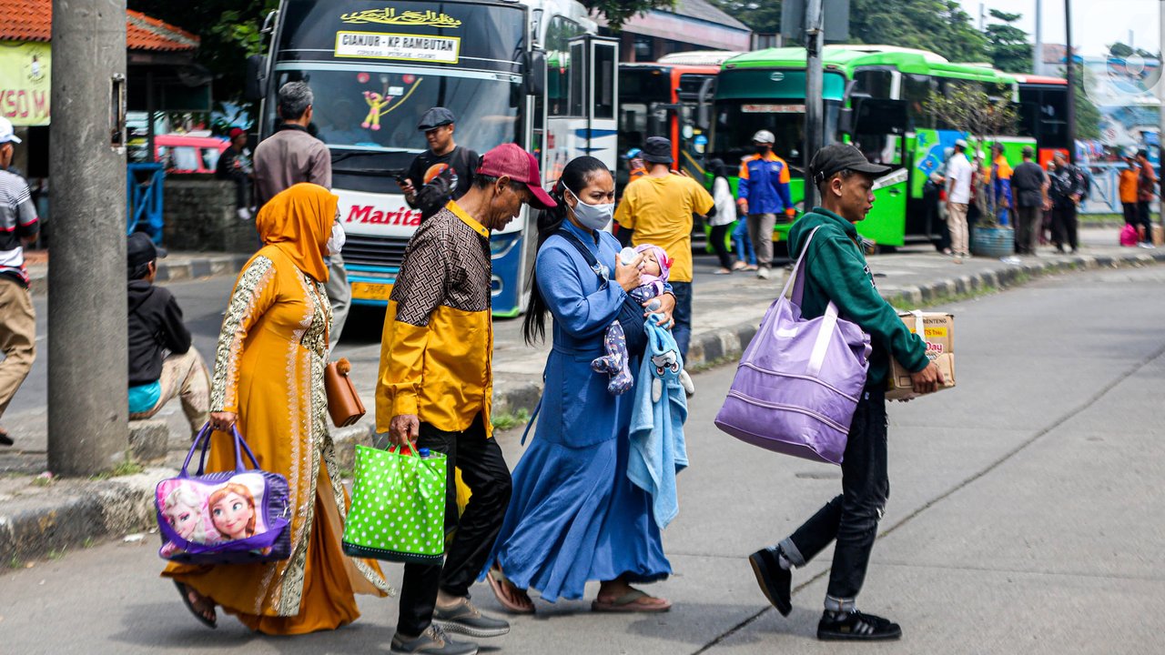 Yulza mengimbau kepada penumpang yang tiba dinihari bila masih lelah, letih, atau belum dijemput keluarganya lebih baik beristirahat sejenak di area ruang tunggu sampai pagi hari. (Liputan6.com/Faizal Fanani)