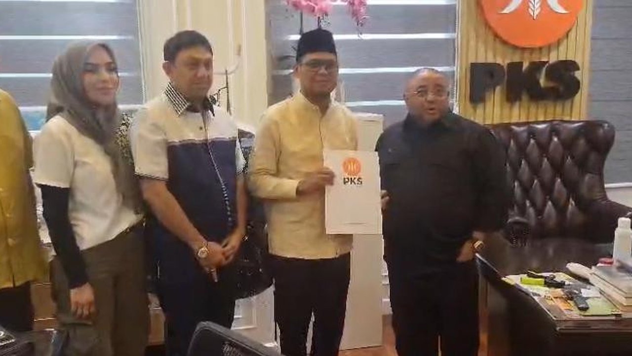 Wakil Wali Kota Depok, Imam Budi Hartono saat mendatangi gedung KPU Kota Depok, beberapa waktu lalu. (Liputan6.com/Dicky Agung Prihanto)