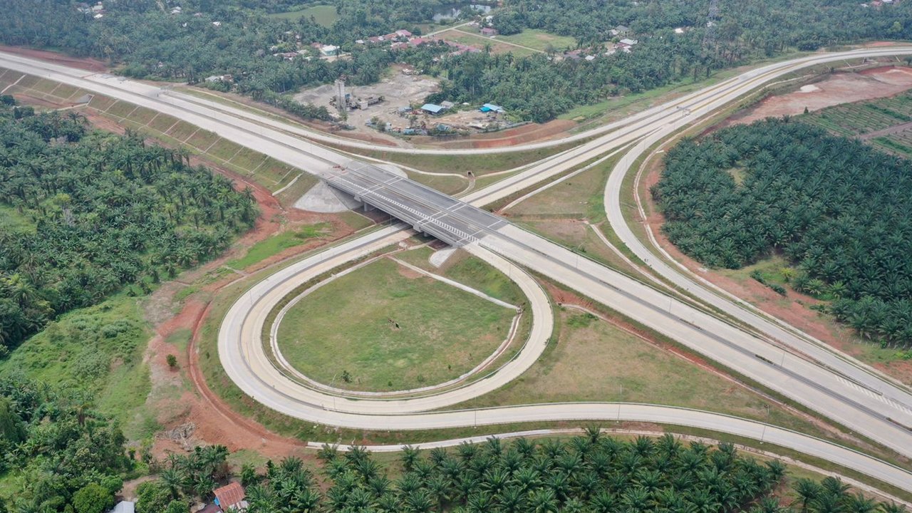 <p>Jalan Tol Trans Sumatera (JTTS) ruas Tol Lubuk Linggau-Curup Bengkulu Seksi 3 Tol Bengkulu-Taba Penanjung sepanjang 17,6 km yang dibangun oleh Hutama Karya. (Dok HK)</p>