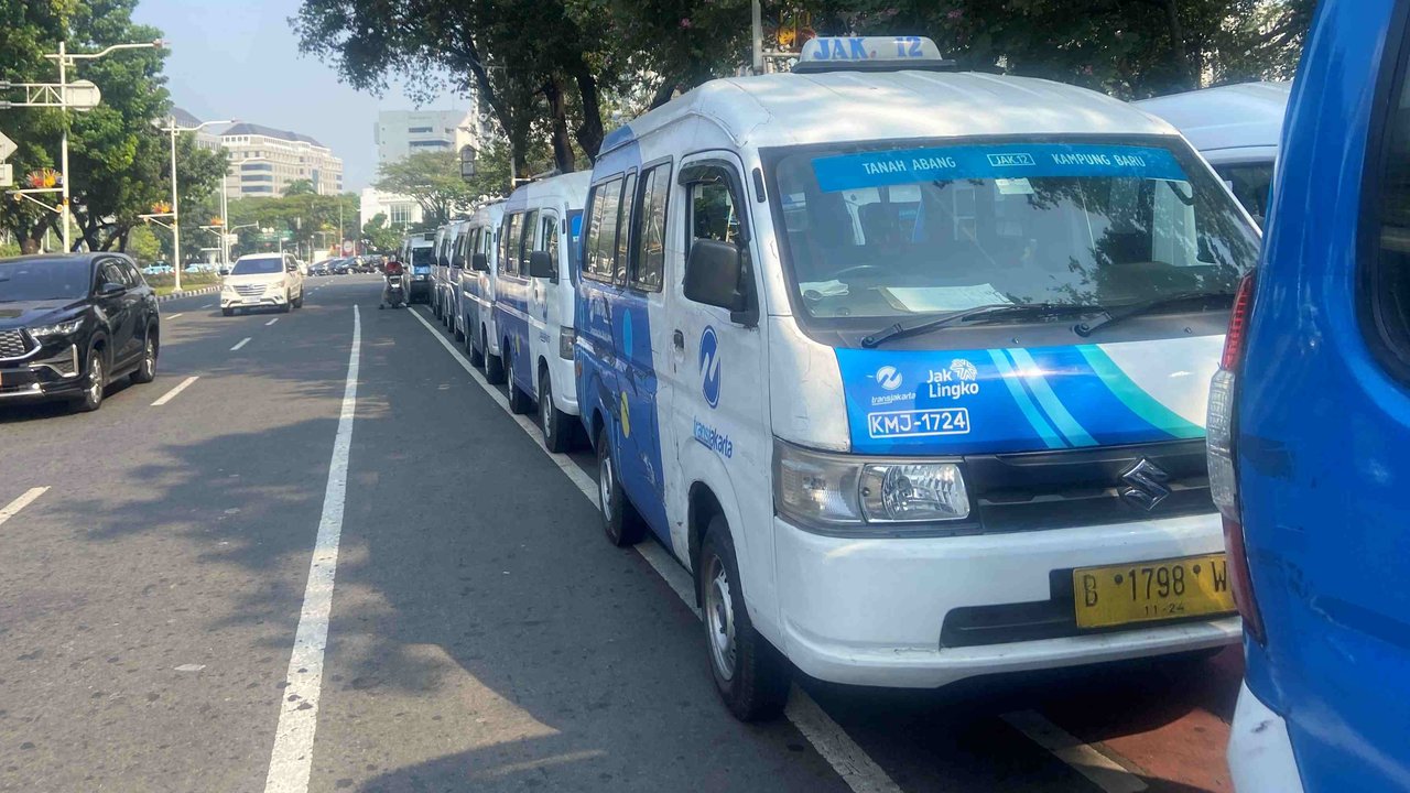 Sopir JakLingko menggelar demonstrasi di depan kantor Balai Kota, Jalan Medan Merdeka Selatan, Jakarta Pusat, Selasa (30/7/2024). (merdeka.com/Arie Basuki)