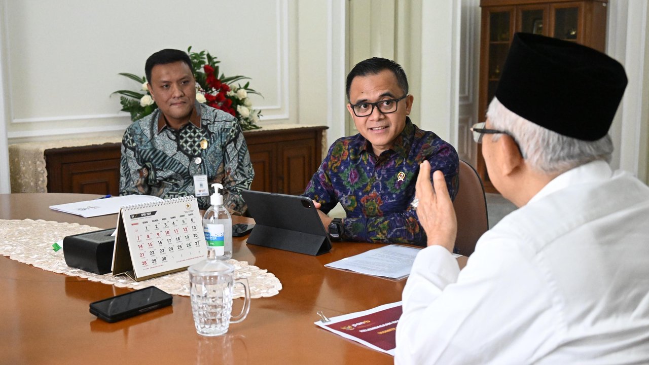 MenPAN-RB Abdullah Azwar Anas mengkombinasi tugas kedinasan ASN dengan metode work from home (WFH) dan work from office (WFO) pada Selasa-Rabu, 16 dan 17 April 2024. (Muhammad Radityo).