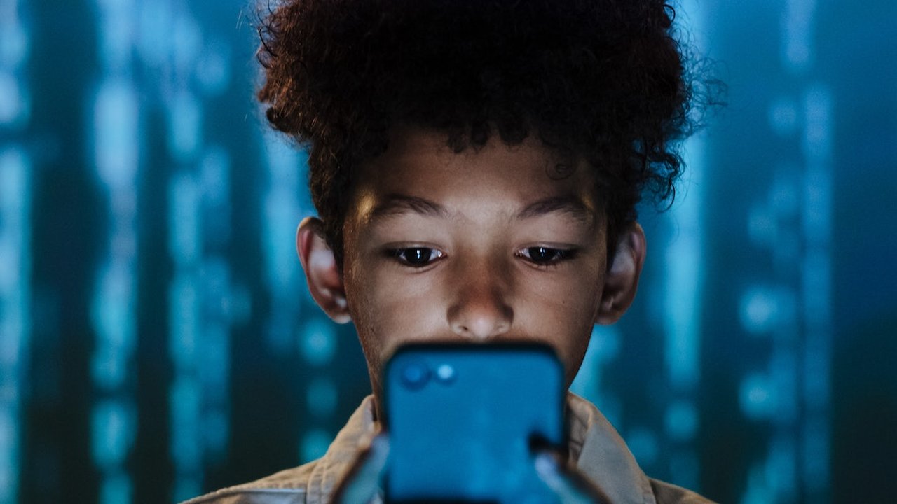 Ilustrasi Anak Bermain Gawai