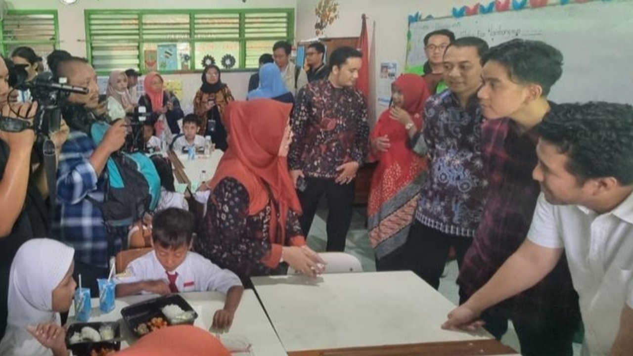 Gibran Tinjau Uji Coba Makan Bergizi Gratis di Surabaya