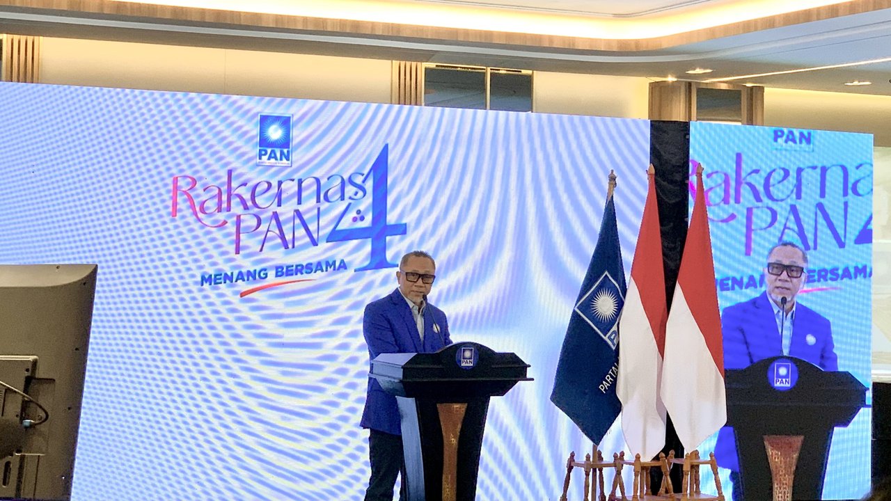 <p>Zulkifli Hasan alias Zulhas mengaku, aspirasi kader merupakan suara kehormatan, namun sekaligus beban baginya yang kembali memintanya menjadi Ketua Umum PAN atau Ketum PAN. (Liputan6.com/Delvira Hutabarat)</p>