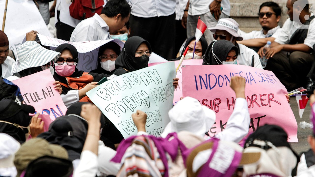 Dua lajur jalan digunakan massa aksi, hingga lalu lintas di lokasi terjadi kemacetan. (Liputan6.com/Johan Tallo)