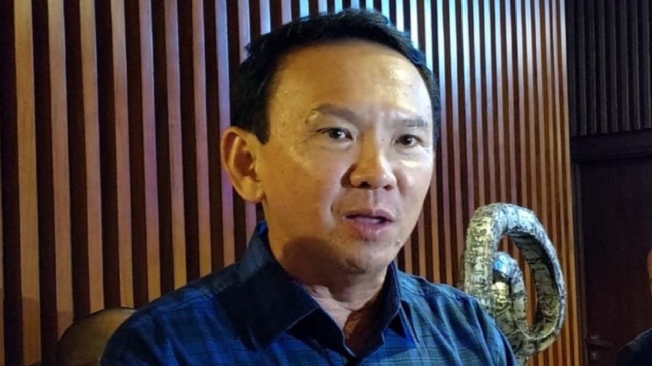 Eks Komisaris Utama Pertamina Basuki Tjahaja Purnama atau Ahok saat diwawancarai di Kupang (Liputan6.com/Ola Keda)