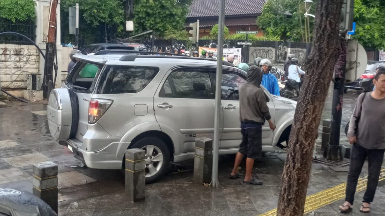 bocah 9 tahun bawa mobil di kemang