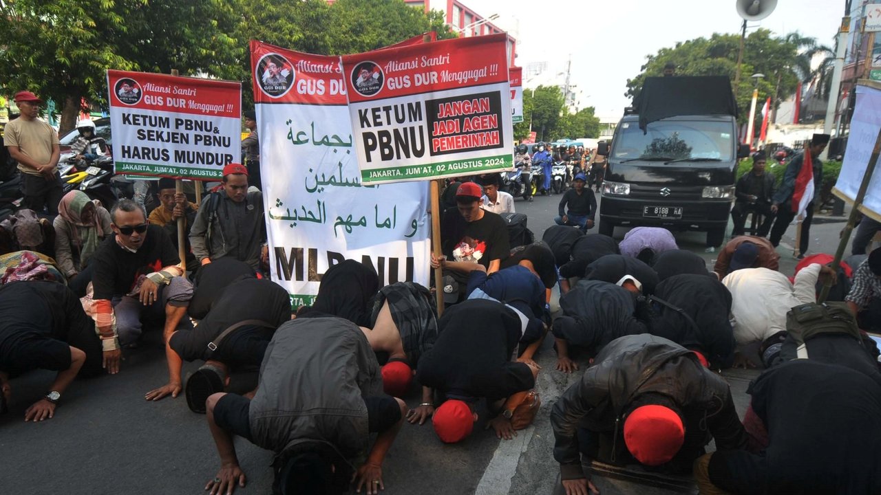 Aksi unjuk rasa Aliansi Santri Gus Dur melakukan aksi menggugat Ketua Umum PBNU dan Sekjen PBNU di Gedung Pengurus Besar Nahdlatul Ulama, Jakarta, Jumat (2/8/2024). merdeka.com/imam buhori