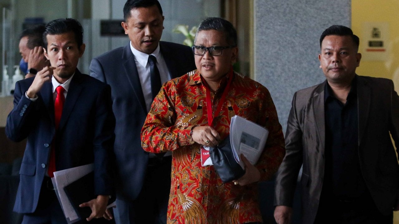 Sekjen PDI Perjuangan Hasto Kristiyanto saat Tiba di Gedung Merah Putih KPK, Senin (10/6/2024). Hasto memenuhi panggilannya guna diperiksa sebagai saksi dalam kasus dugaan suap yang menjerat mantan calon legislatif PDIP Harun Masiku.