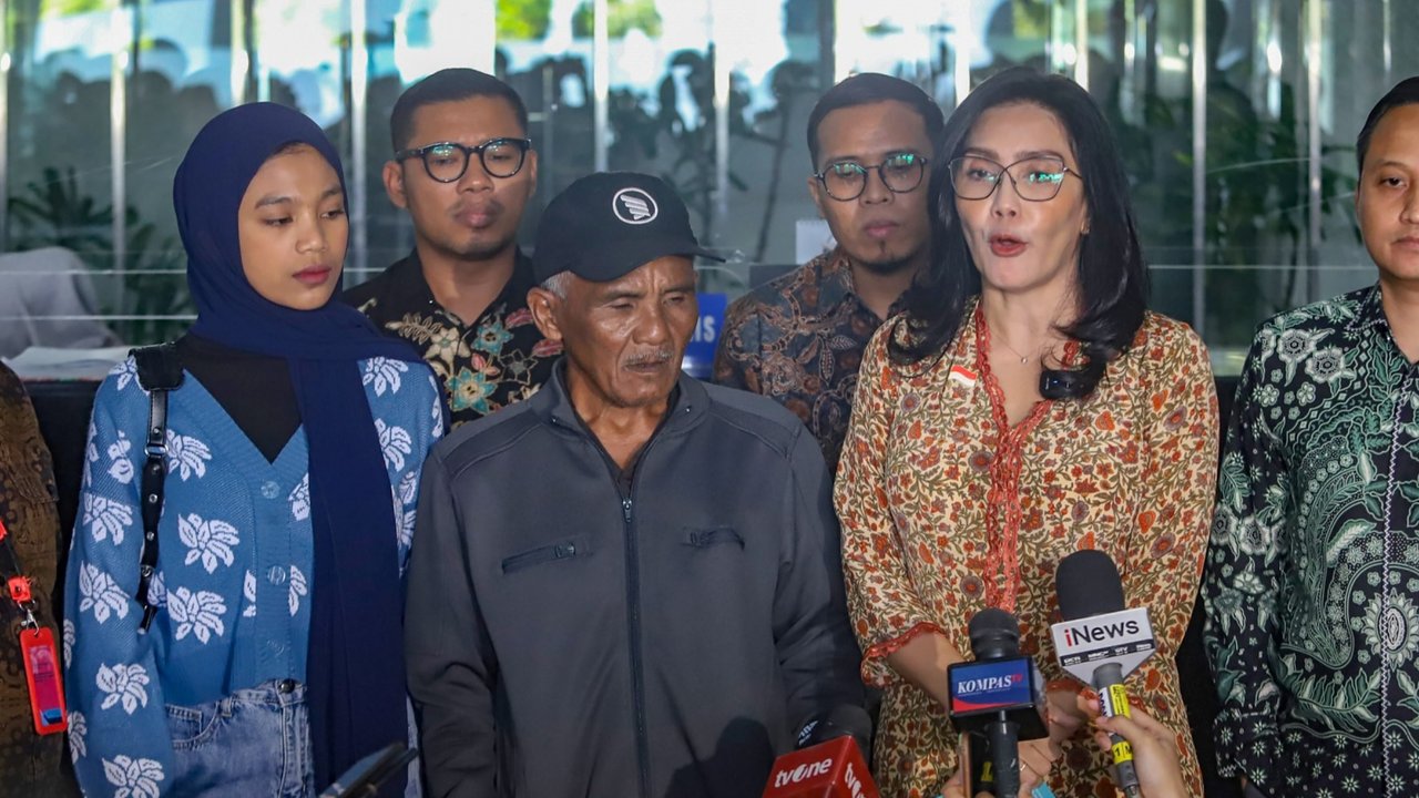 Ujang, ayah kandung dari alhmarhumah Dini bernama Alfika Risma adik Dini , kuasa hukum keluarga korban Dini dan Anggota DPR Rieke Diah Pitaloka usai melapor ke kantor Komisi Yudisial, Jakarta, Senin (29/7/2024). Tim kuasa hukum korban pembunuhan Dini Sera Afrianti melaporkan Tim Majelis Hakim Pengadilan Negeri Surabaya yang mengadili terdakwa Gregorius Ronald Tannur ke Komisi Yudisial. Ketiga Tim Majelis Hakim yang dilaporkan itu yakni, Erintuah Damanik sebagai hakim ketua, serta Heri Hanindyo dan Mangapul sebagai hakim anggota.