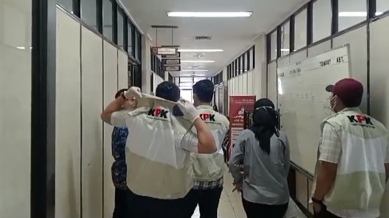 KPK Sita Uang Rp4,6 Miliar hingga 13 Logam Mulia Usai Acak-Acak Kantor Swasta di Kaltim