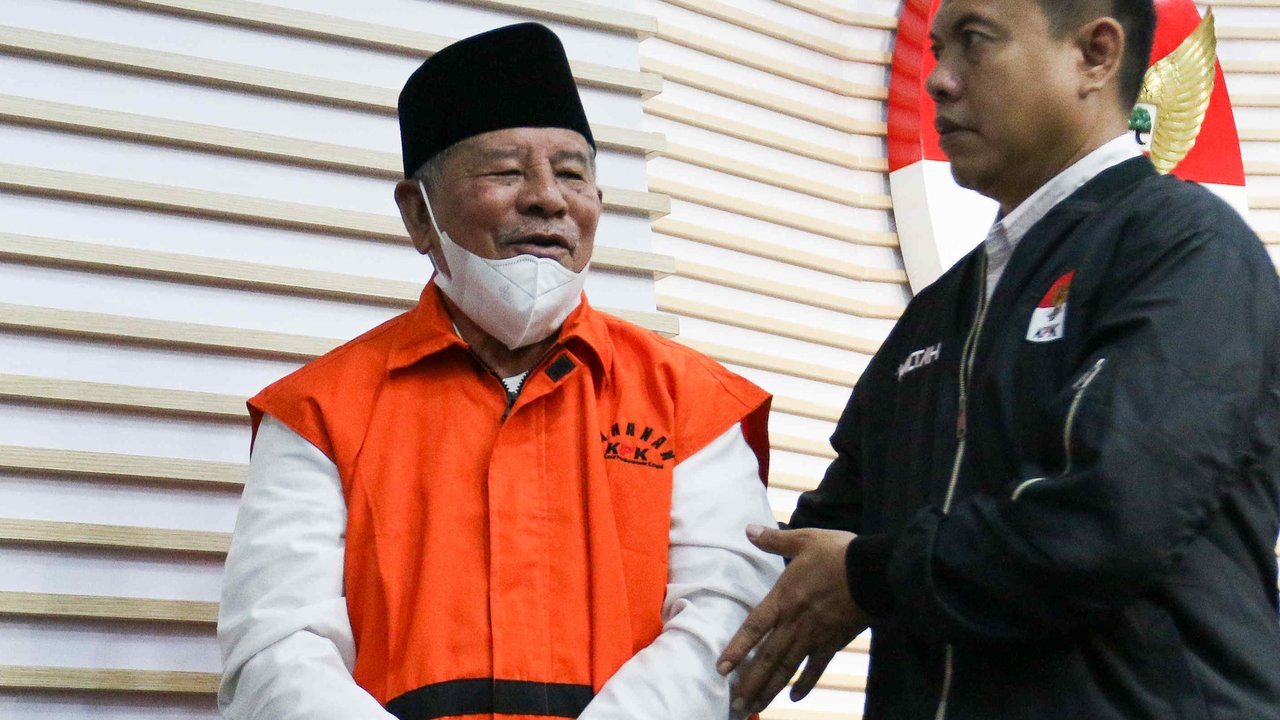 Gubernur Maluku Utara Abdul Gani Kasuba berjalan keluar ruang konferensi pers di Gedung Merah Putih KPK, Rabu (20/12/2023). (Liputan6.com/Herman Zakharia)