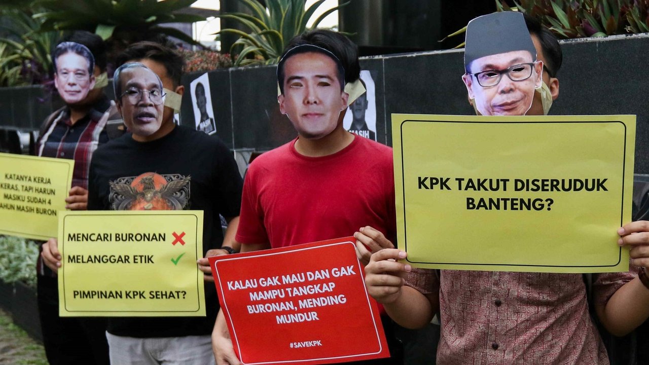 Aktivis ICW melakukan aksi di depan Gedung Merah Putih KPK, ingatkan soal Harun Masiku, (Liputan6.com/Helmi Fithriansyah)