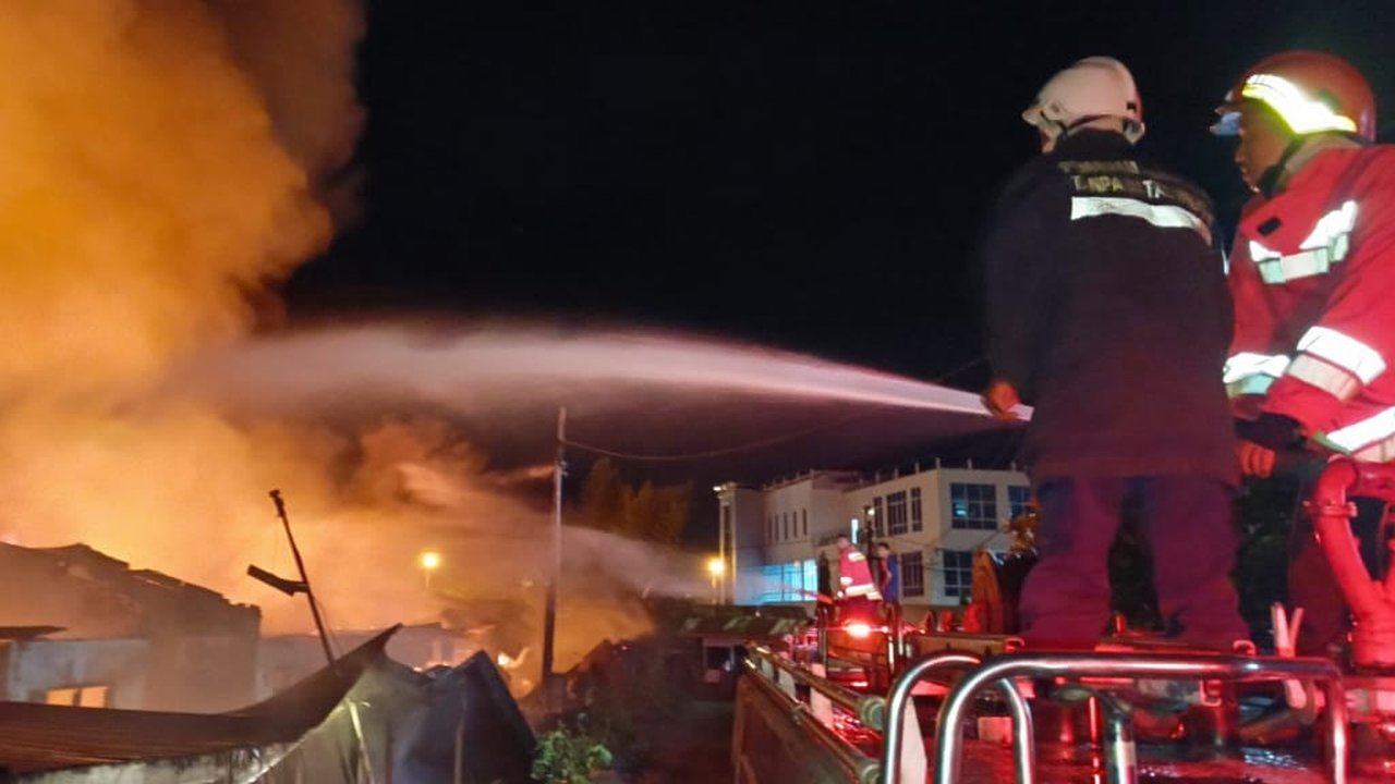 Petugas memadamkan kebakaran di Asrama Polisi Lamteumen Banda Aceh