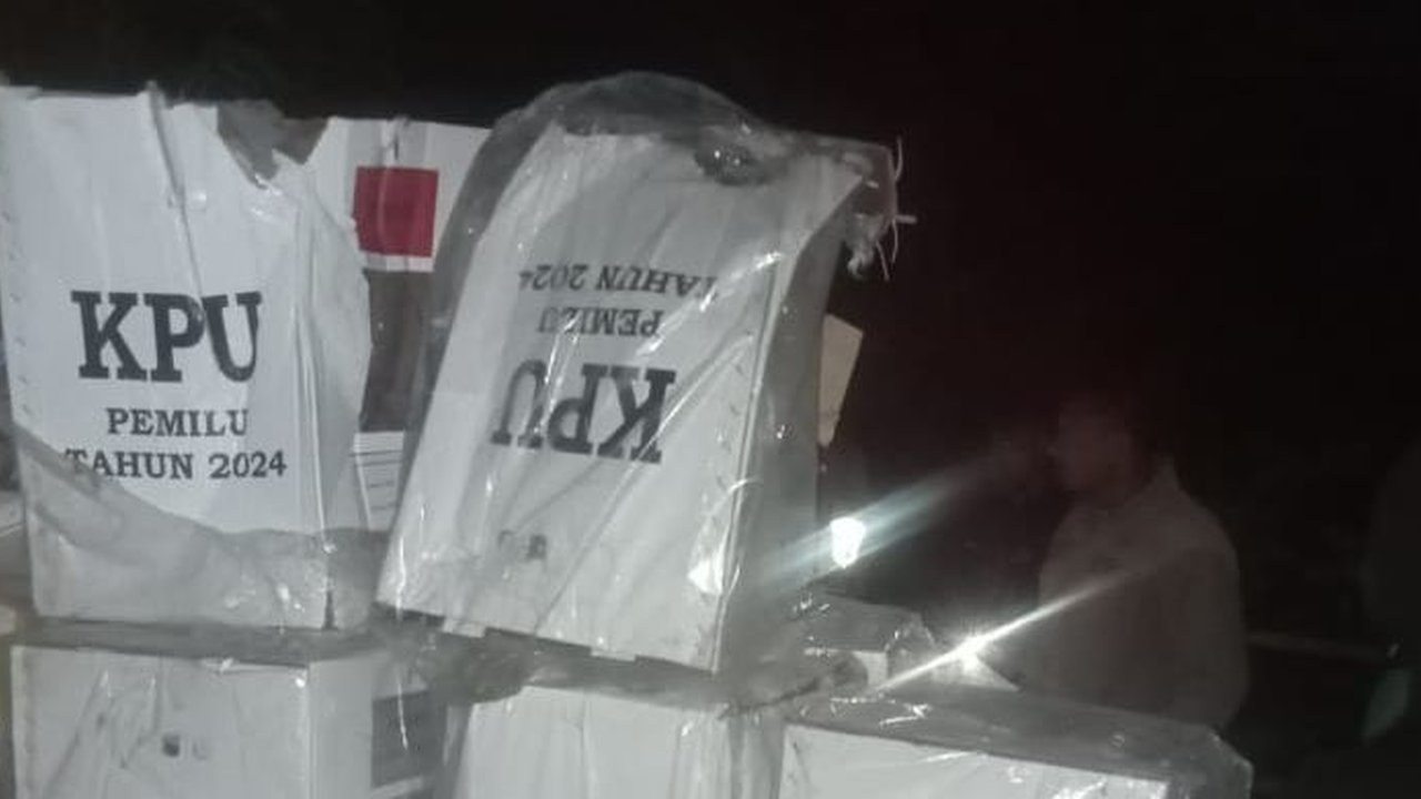 Petugas Panitia Pemungutan Suara (PPS) dan Petugas Panitia Pemilihan Kecamatan (PPK) Senen bersama pihak terkait melakukan rekapitulasi suara tingkat Kecamatan di GOR Senen, Jakarta Pusat, Sabtu(17/2/2024). PPK Kecamatan Senen mulai melakukan proses rekapitulasi surat suara dari seluruh TPS di tiap kelurahan di daerah tersebut.Liputan6.com/Angga Yuniar