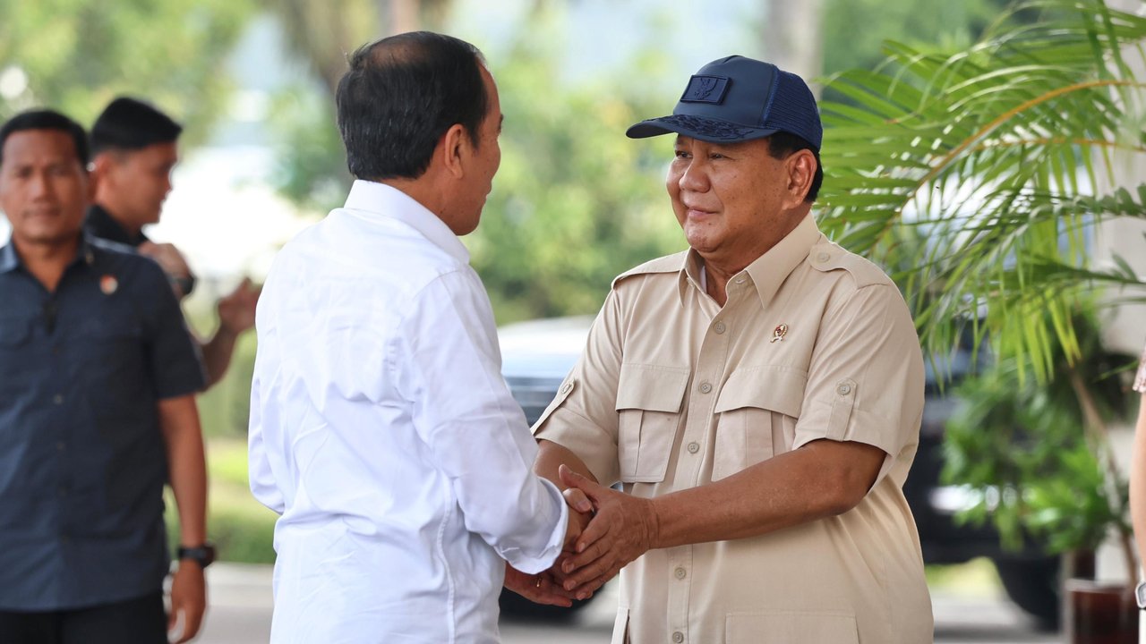 <p>Menteri Pertahanan (Menhan) RI Prabowo Subianto memberikan ucapan hari ulang tahun kepada Presiden Jokowi di Bandara Halim Perdana Kusuma, Jakarta (21/6) sore ( Tim Media Prabowo Subianto)</p>