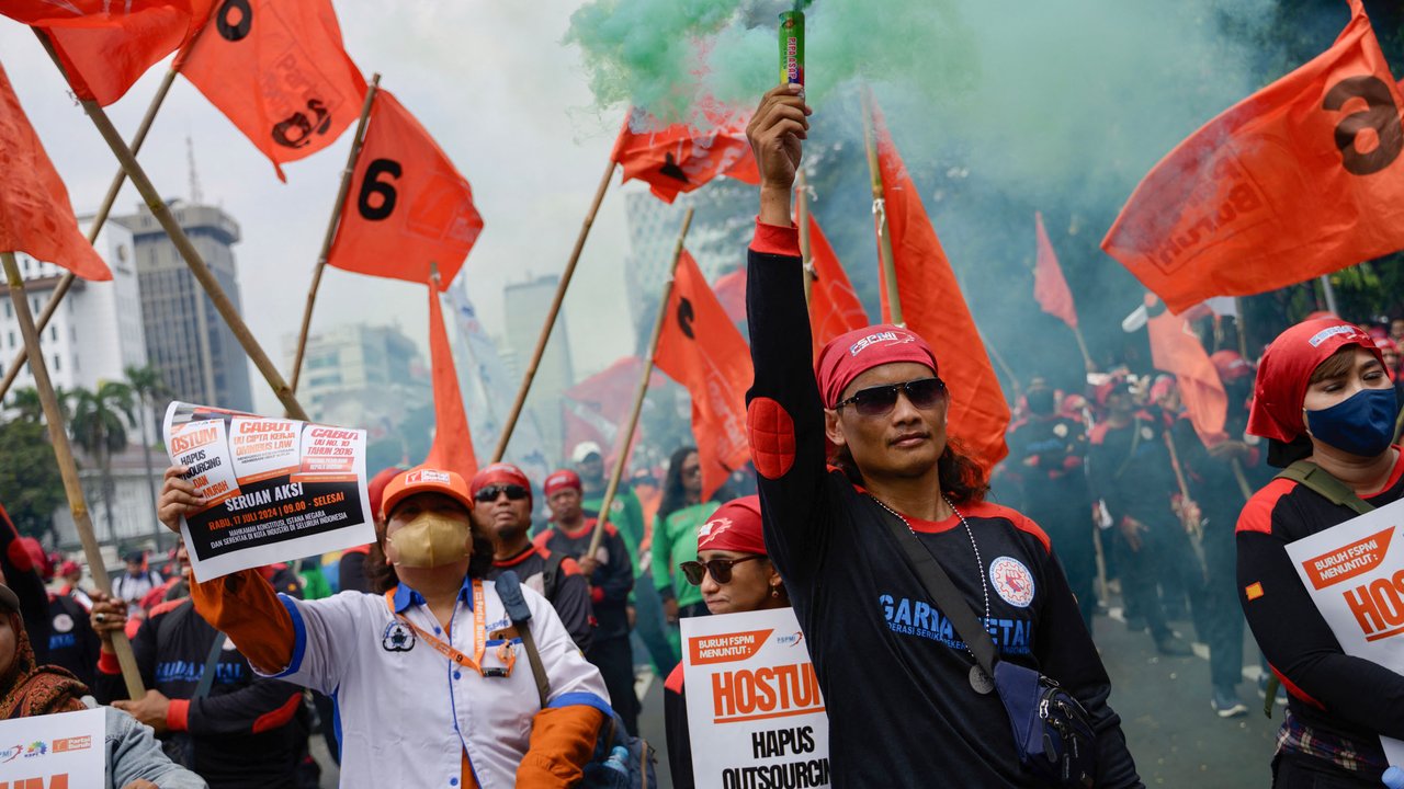 Tolak Penerapan Omnibus Law UU Cipta Kerja, Para Buruh Kembali Berunjuk Rasa