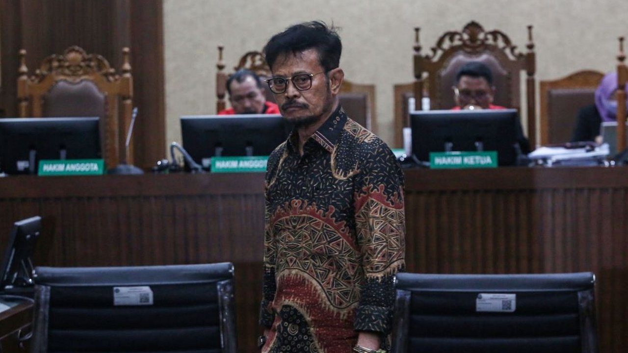 Mantan Menteri Pertanian Syahrul Yasin Limpo (SYL) saat mengikuti sidang putusan di Pengadilan Tipikor Jakarta Pusat, Jakarta Pusat, Kamis (11/7/2024).  Hakim menyatakan SYL terbukti bersalah telah memeras anak buahnya di Kementerian Pertanian (Kementan).ketua majelis hakim Rianto Adam Pontoh menjatuhkan pidana terhadap Terdakwa Syahrul Yasin Limpo berupa pidana penjara selama 10 tahun, SYL dinyatakan bersalah melanggar Pasal 12 e juncto Pasal 18 Undang-Undang Pemberantasan Tindak Pidana Korupsi juncto Pasal 55 ayat 1 ke-1 KUHP juncto Pasal 64 ayat 1 KUHP.Liputan6.com/Angga Yuniar