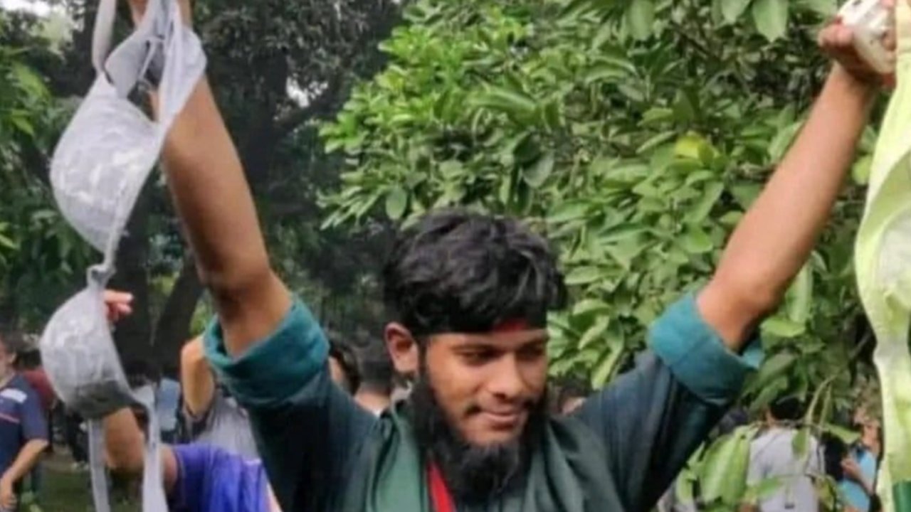 Demonstran memakai kain sari yang dijarah dari rumah mantan PM Bangladesh, Sheikh Hasina.